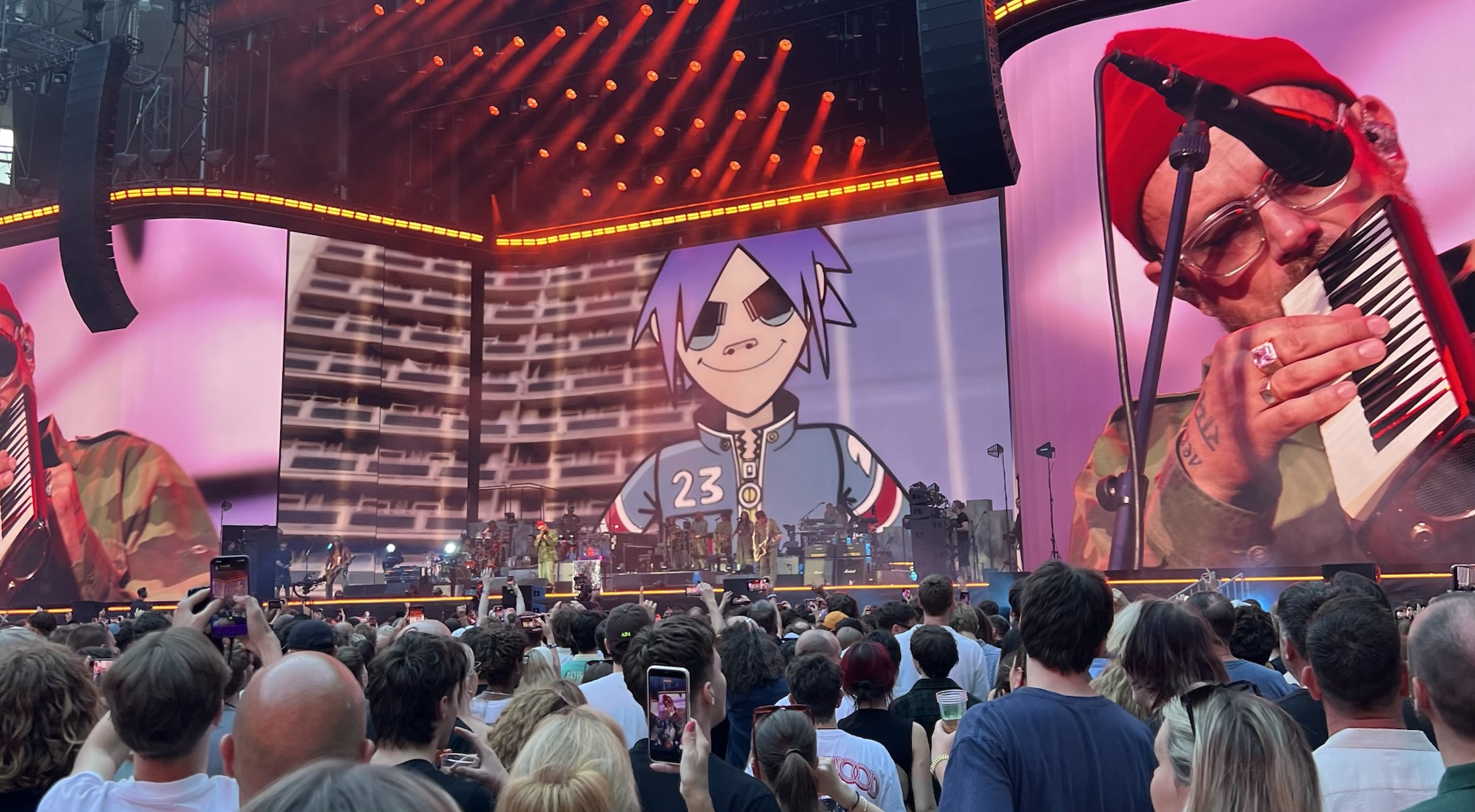 Gorillaz na scenie podczas koncertu w Londynie, z animacją 2-D na ekranie